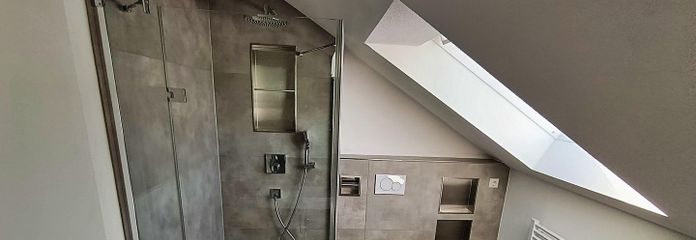 2,5-Zimmer-Dachgeschosswohnung in Baindt - komplett neu saniert - Alpenblick – Komplett saniertes Bad mit FBH