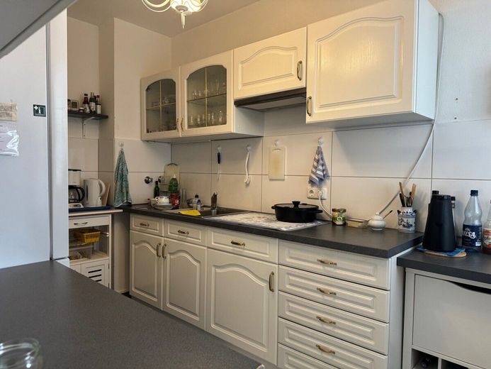 Kapitalanlage: Gut geschnittene Dreizimmerwohnung mit Loggia und Tiefgaragenstellplatz in Celle – Küche