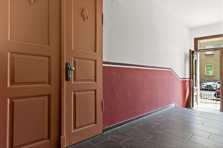 Perfekt für junges Glück!
2  Zimmerwohnung mit Terrasse – Hauseingang