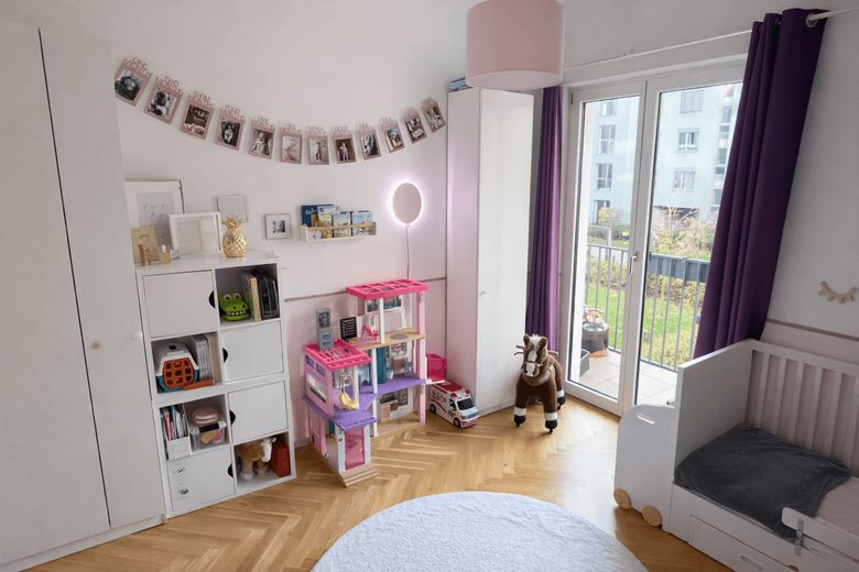 Kinderzimmer mit Balkonzugang
