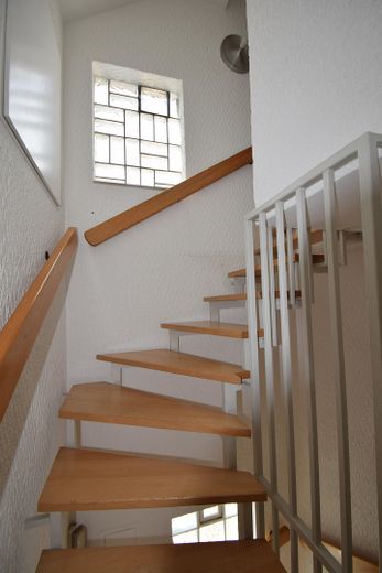 Provisionsfrei! Zweifamilienhaus, großer Sonnengarten – Treppenhaus zum Dachgeschoss