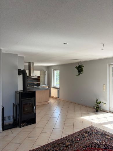 Toskana-Villa freistehend auch als Zweifamilienhaus nutzbar – Wohnzimmer m. offener Küche OG