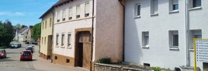 De la place pour de grands projets – maison d’habitation de 10 pièces avec dépendances utilisables à des fins commerciales, pour les entreprenants.