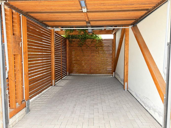 Ancienne ferme, nouvel art de vivre ! Magnifique appartement duplex moderne de 3 pièces. – Carport