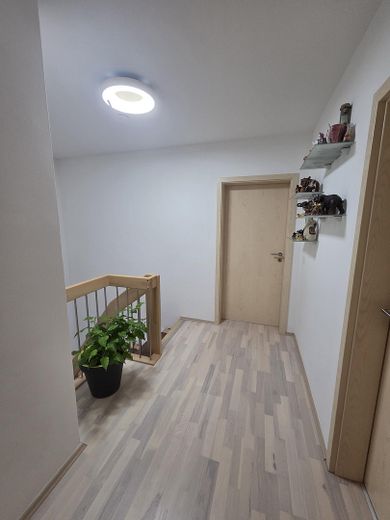 Hausgefühl statt Wohnung: Moderne 3-Zi.-Maisonette mit Garten, Terrasse & Balkon (BJ 2013) – Flur OG