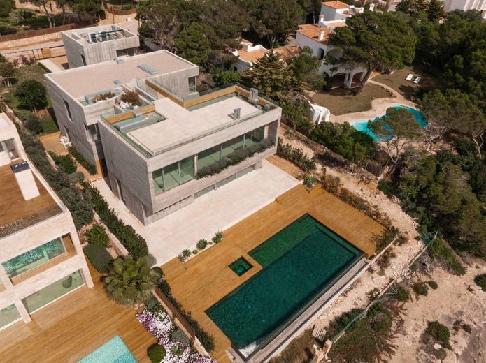 Villa mit Pool und großer Terrasse