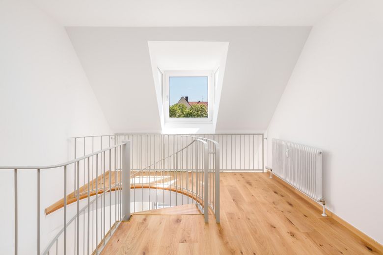 RARITÀ AL LEHEL | Maisonette modernizzata con vista sul verde e posto auto in garage sotterraneo – senza provvigione – Wohnbereich 5. OG