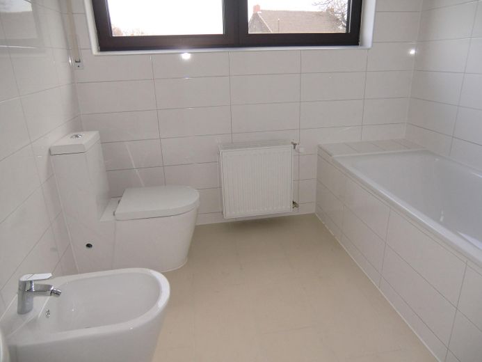 Großzügige 2 Zimmerwohnung 89m² 1 OG – Badezimmer/ WC/ Bidet