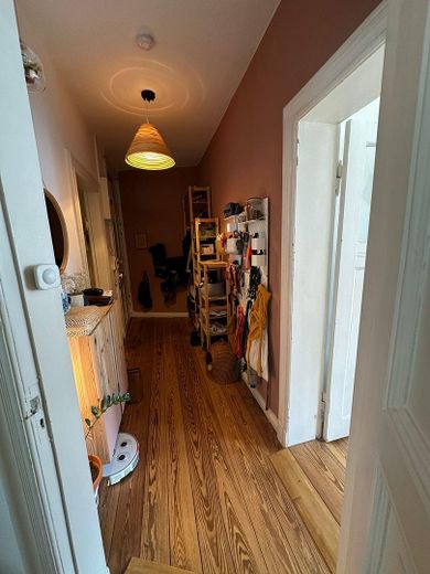 Helle, schöne und gepflegte Altbauwohnung mit Dielenfussboden und Einbauküche – Flur mit hoher Decke 