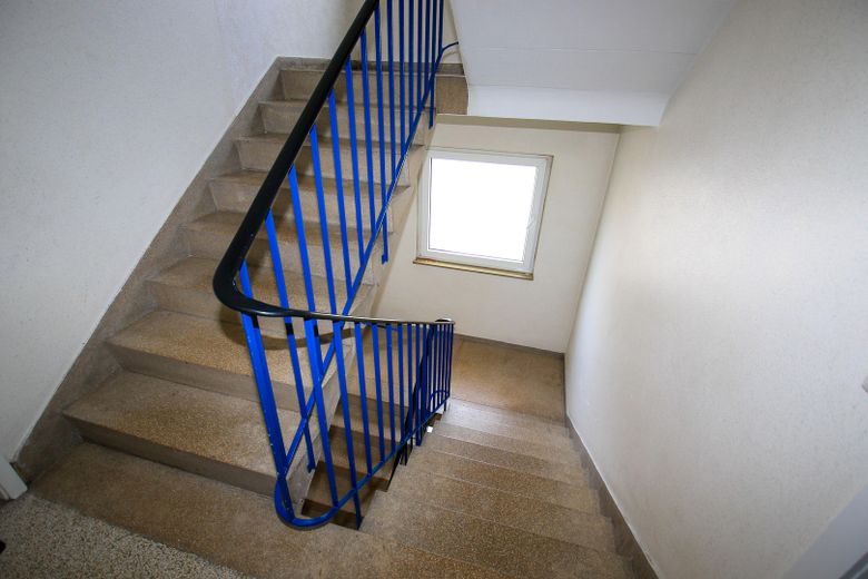 Urbaner Wohntraum mit Tiefgarage: 2-Zimmer kernsaniert – ideal für Paare, Single oder Investment – Treppenahaus