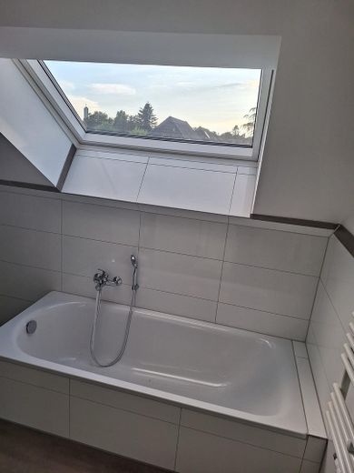 Doğrudan mal sahibinden! Ankastre mutfak ve tam banyolu, yüksek kaliteli 3 odalı yeni yapı dairesi – Bad mit Fenster 