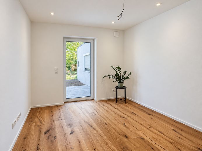 Apartamento en planta baja con terraza, jardín propio y crédito KfW con una subvención de 30.000 euros – Wohnen