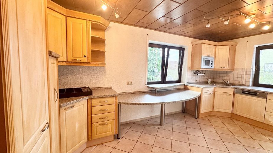 Bright 3-room ground-floor apartment with balcony and large private-use garden – EBK