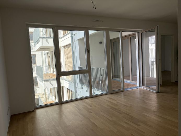 Helle möblierte 2-Zimmer-Wohnung Neubau in Prenzlauer Berg – Wohnküche Balkonzugang