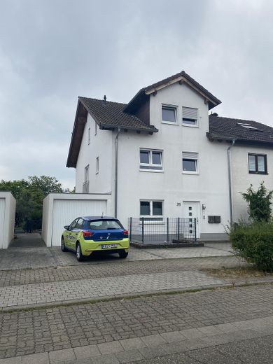 ETW Limburgerhof mit unverbaubarem Ausblick – Ansicht Haus vorne