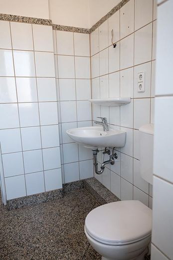 Bad Toilette und Waschbecken