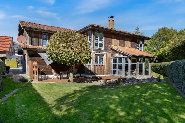 Zedernholzhaus mit Sauna, Werkstatt und Garten: viel Platz zum Wohnen, Arbeiten und Entspannen – Außenansicht (Garten Süd)