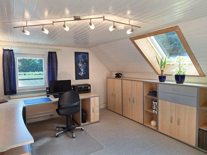Privatsphäre im Grünen  –  ohne Maklergebühren – Büro/Kinderzimmer 1. OG