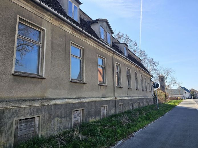 3 Hektar Potenzial - deine Chance auf Wertsteigerung. – Herrenhaus - Seitlich