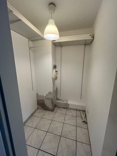 4-Zi-Geschosswohnung, teilmöbeliert mit Dachterrasse – Ankleide