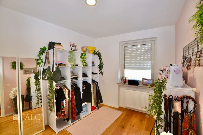 Ein Zuhause zum Ankommen: Hochwertig vor 5 Jahren kernsaniert und modernisiert – Ankleide / Büro