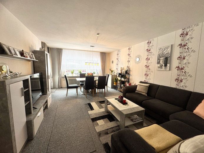 Charmante Erdgeschosswohnung mit 72 m² 
(3 Zimmer) im zentralen Zeven. – Wohnzimmer