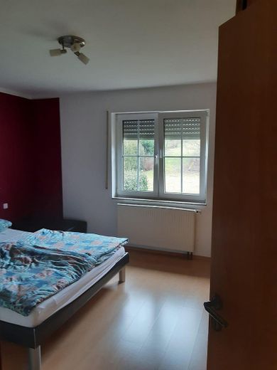 Gepflegtes Zweifamilienhaus mit freier Dachgeschosswohnung, großem Südgarten und Garage – Foto 8