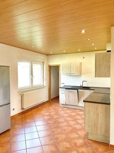 *** Schöne 4,5 Zimmer Wohnung mit zwei modernen Bädern, EBK, Balkon, Terrasse und Garten *** – Offene Küche mit Speisekammer