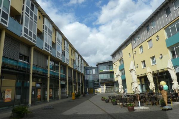 Locali moderni ristrutturati come negozio o ufficio in un edificio caratteristico ai margini del paese