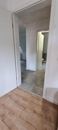 Sehr schöne teilmöblierte 4 Zimmer 103 qm DG Maisonette Wohnung mit EBK, Balkon usw. – Blick in den oberen Flur