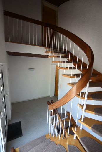 Charmantes Einfamilienhaus in idyllischer Lage, provisionsfrei ! – Treppe EG ind OG