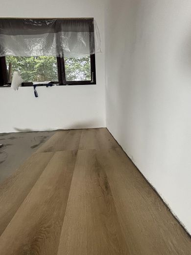 Prima occupazione dopo la ristrutturazione: appartamento di 2 locali ai margini del bosco – neuer Boden entsteht 
