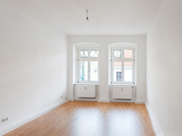 Bestandsvermietete 2-Zimmer-Altbauwohnung im denkmalgeschützten Gründerzeithaus – Wohnen · Bogenfenster ca.25 m²