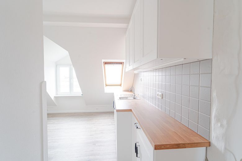 4 odalı eski yapı dairesi, 110 m², yeni yenilenmiş, yeni ankastre mutfak ve ortak bahçe – Küche