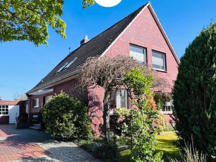 Wohnen mit Raum & Ruhe: Erweitertes Einfamilienhaus mit Garage und Gartenanlage – Foto 1