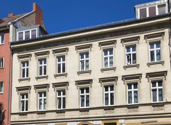 Provisyon yok. Neukölln'ün kalbinde ışıkla dolu ve geniş eski bina dairesi – Fassade