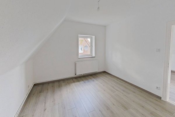Jasne 3-pokojowe mieszkanie na poddaszu z nowoczesną łazienką z wanną, w odległości spaceru od centrum miasta