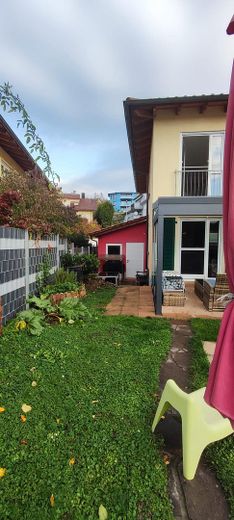 Garten mit Garagenansicht