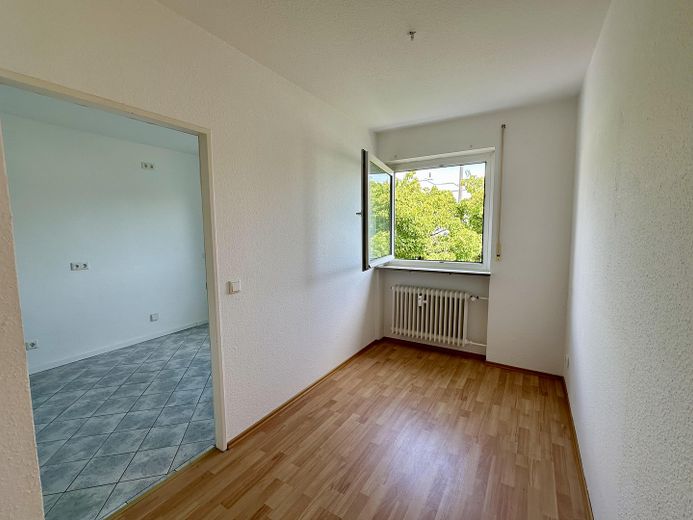 Frisch renovierte 2,5-Zimmer-Wohnung mit Blick ins Grüne in Erlenstegen – Flur mit Essecke