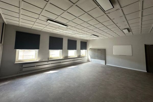 Office space / training/group rooms in Hof – near the outdoor swimming pool on a commercial site – renovated