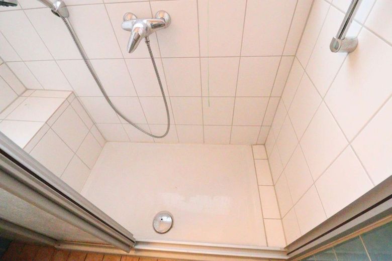 WRS Immobilien - käuferprovisionsfrei - Wiesbaden-Bierstadt - Villa in ruhiger bevorzugter Wohnlage – EG - bodentiefe Dusche