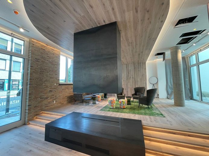 Modernes Apartment im Neubau im Gallusviertel, Monatsweise – Loungebereich Kamin