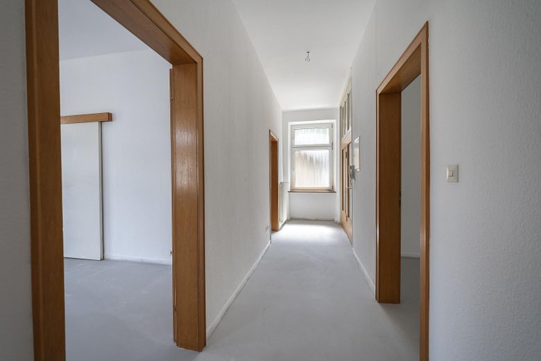 Drei-Familienhaus mit Burgblick – ideale Voraussetzungen für 3 Eigentumswohnungen – Flur