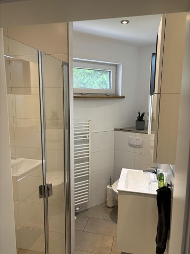 Charming end-terrace house with generous plot in Kaltenkirchen – Badezimmer Anbau