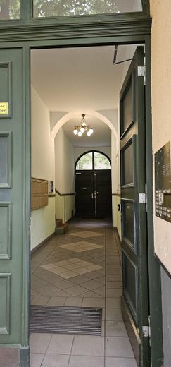 Wohnen am Zionskirchplatz – sanierter Altbau in einer der schönsten Lagen Berlins – Haustüreingang
