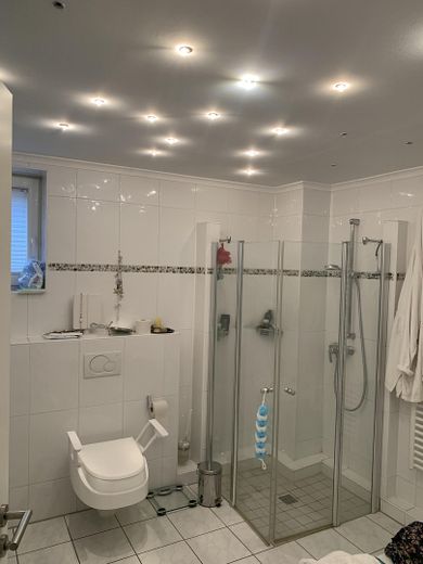 Badezimmer *Sitz wird abgebaut