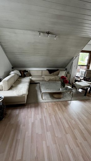 Lichtdurchflutete 3,5-Zimmer-Dachgeschosswohnung mit Balkon, Wärmepumpe und PV-Anlage – Wohnzimmer
