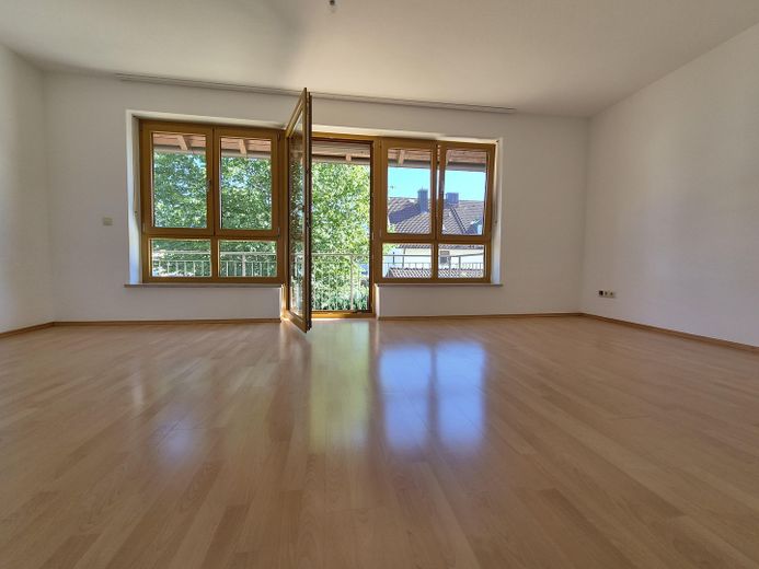 Vrij 2-kamerappartement op aantrekkelijke locatie in Hallbergmoos – Wohnzimmer