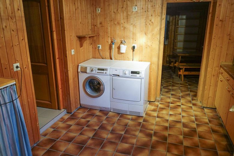 Traumhaus mit Pool & Sauna – Ihr Familienidyll in Stuttgart-Steinhaldenfeld – Waschraum im Keller