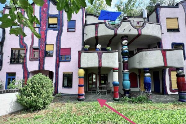 73207 Plochingen-Zentrum: Große 2,5-Zi-EG-Wohnung im Hundertwasserhaus. Terrasse. Luxuriös möbliert.